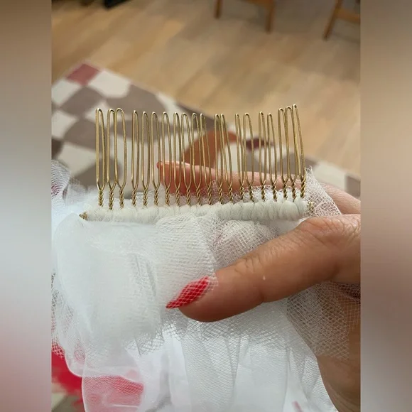 Madison Chamberlain custom Madonna veil - white with red hearts - Picture 4 of 6